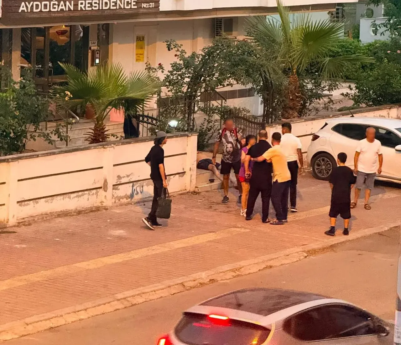 Tartıştığı adamın üzerine araba sürüp kapıya sıkıştırdı! Kan donduran anlar