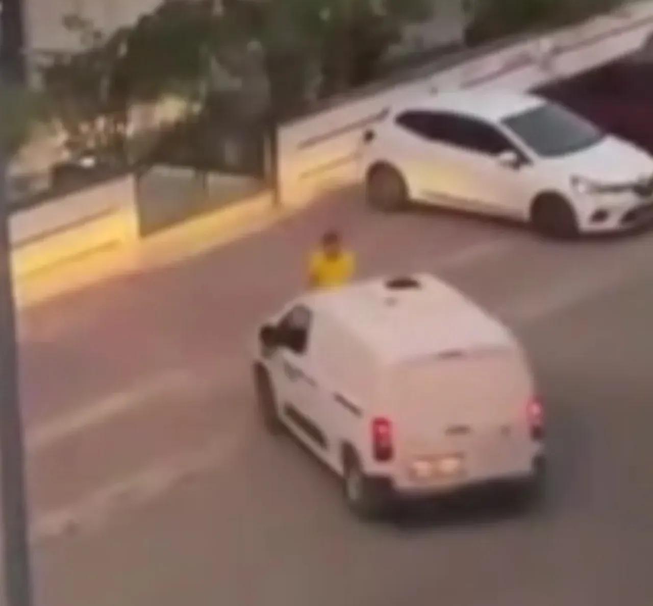 Tartıştığı adamın üzerine araba sürüp kapıya sıkıştırdı! Kan donduran anlar