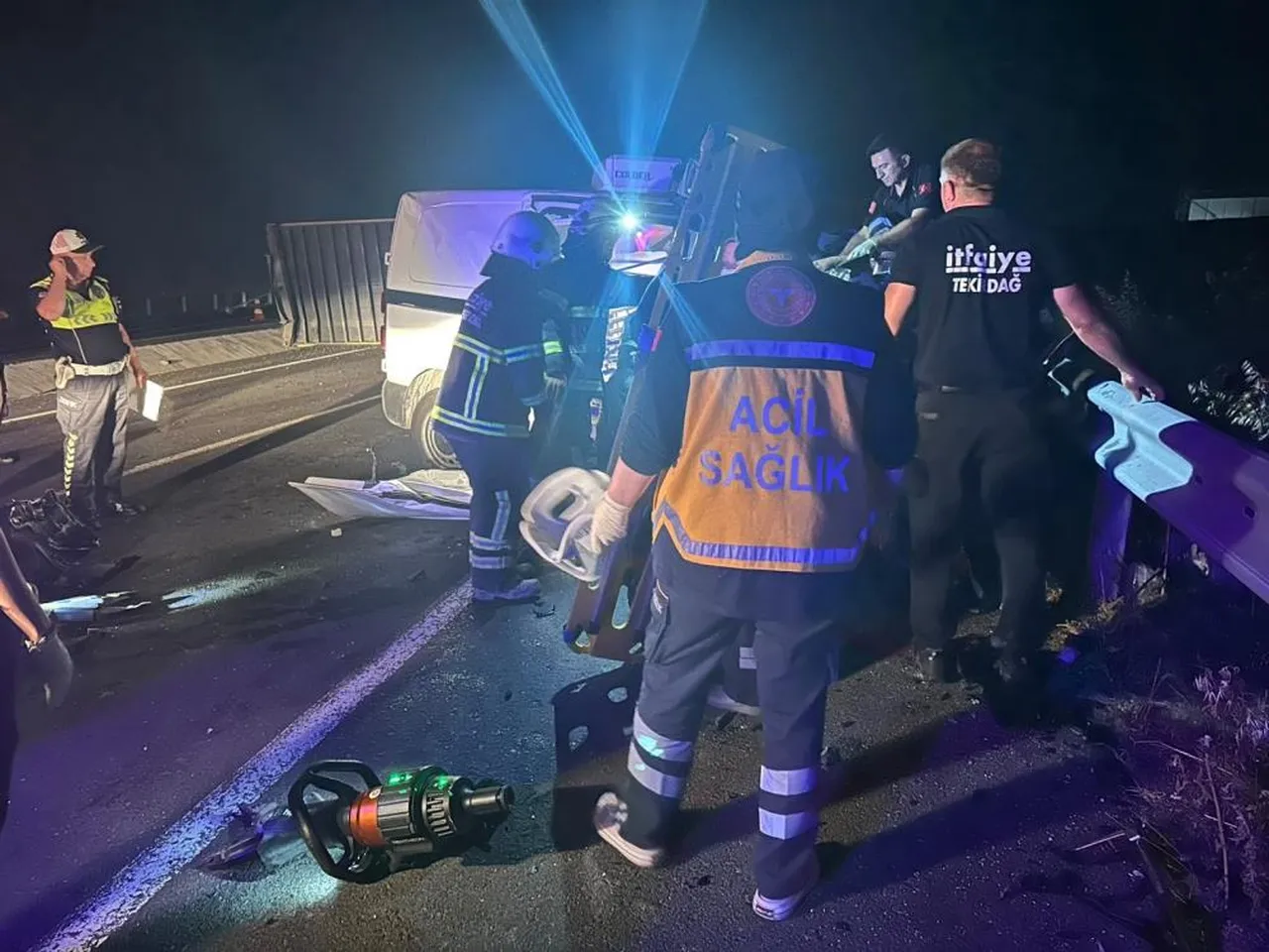 Tekirdağ'da feci olay! Tırın dorsesi yola savruldu: Zincirleme kazada 3 kişi hayatını kaybetti