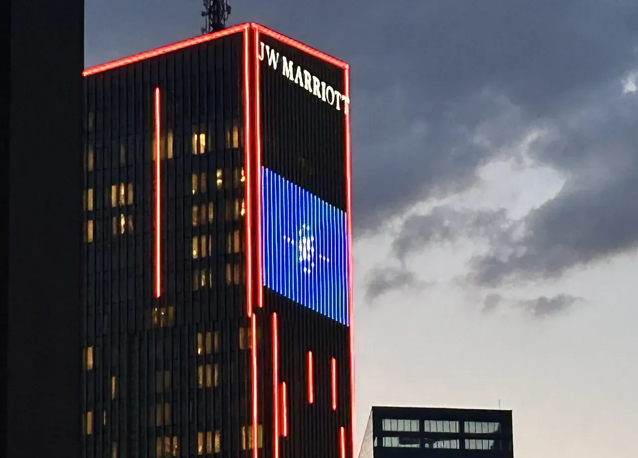 Trumpın oteline yansıtılan görüntüler gündem oldu! Sosyal medya bunu konuşuyor