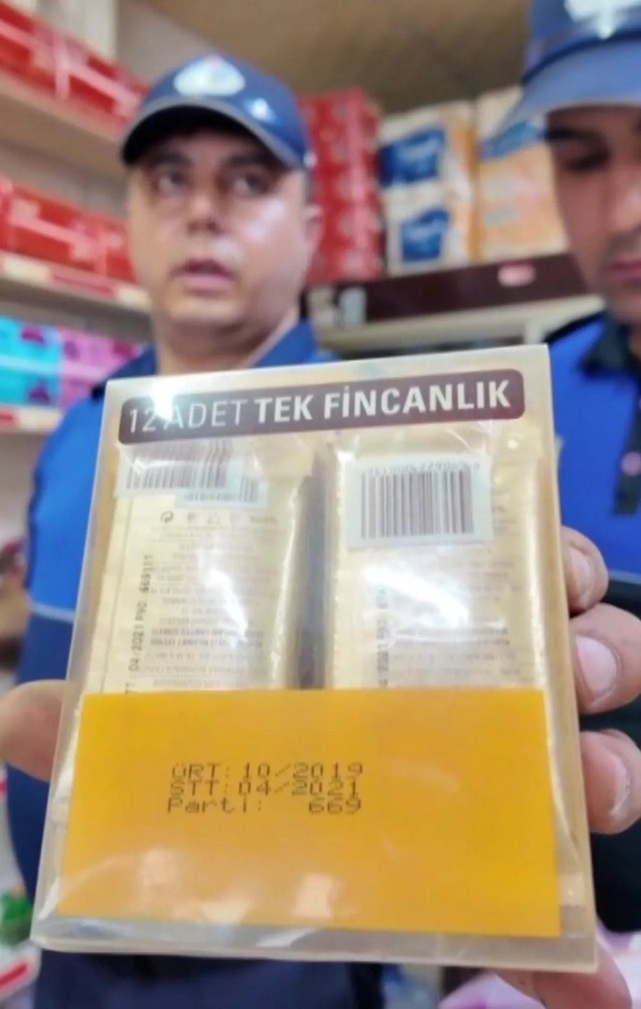 2026dan kalan ürünleri satışa koymuşlar! Üstünde böcekler ve kurtlar var