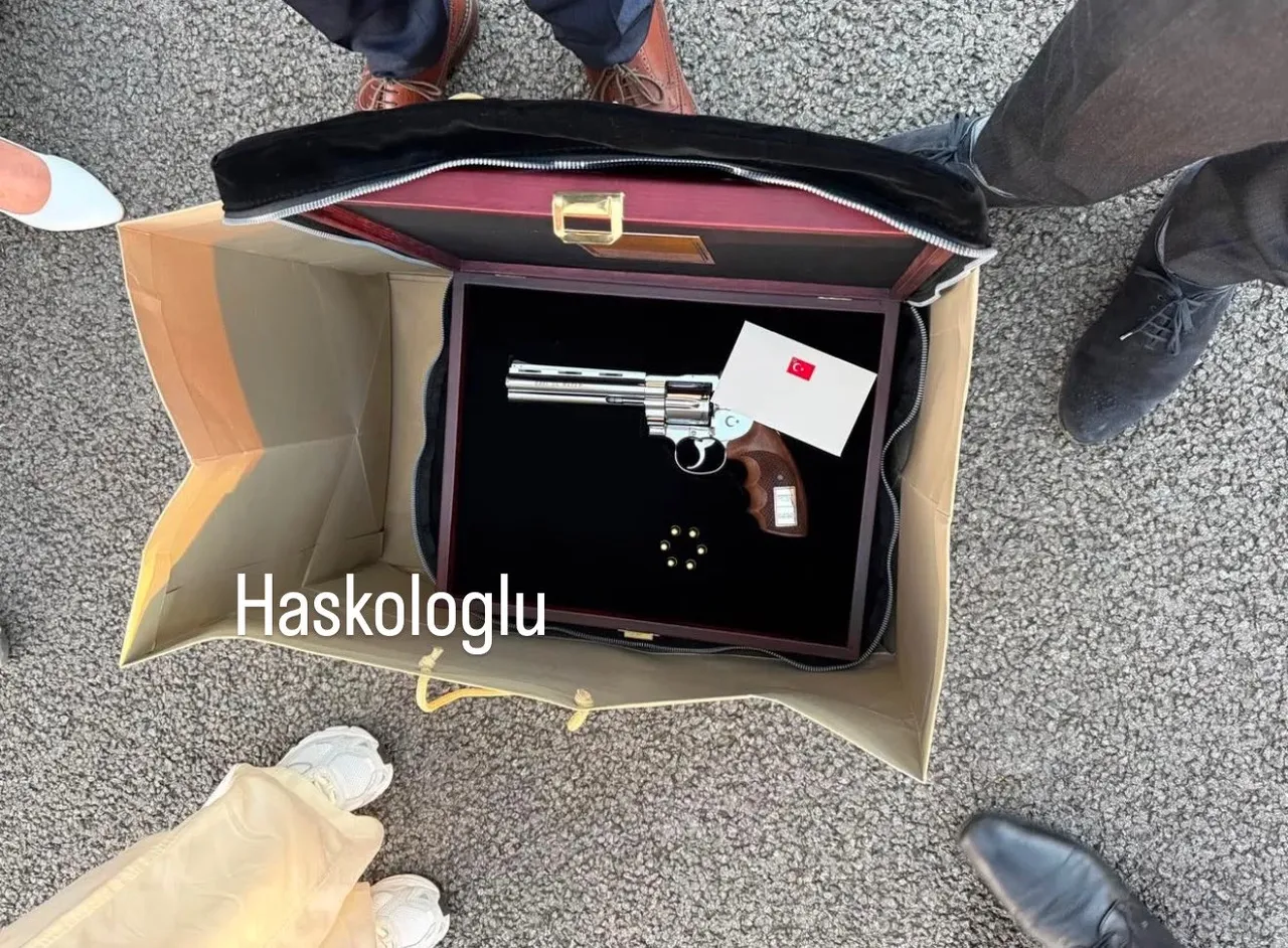 NATO liderlerine hediye edilen revolver (altıpatlar)