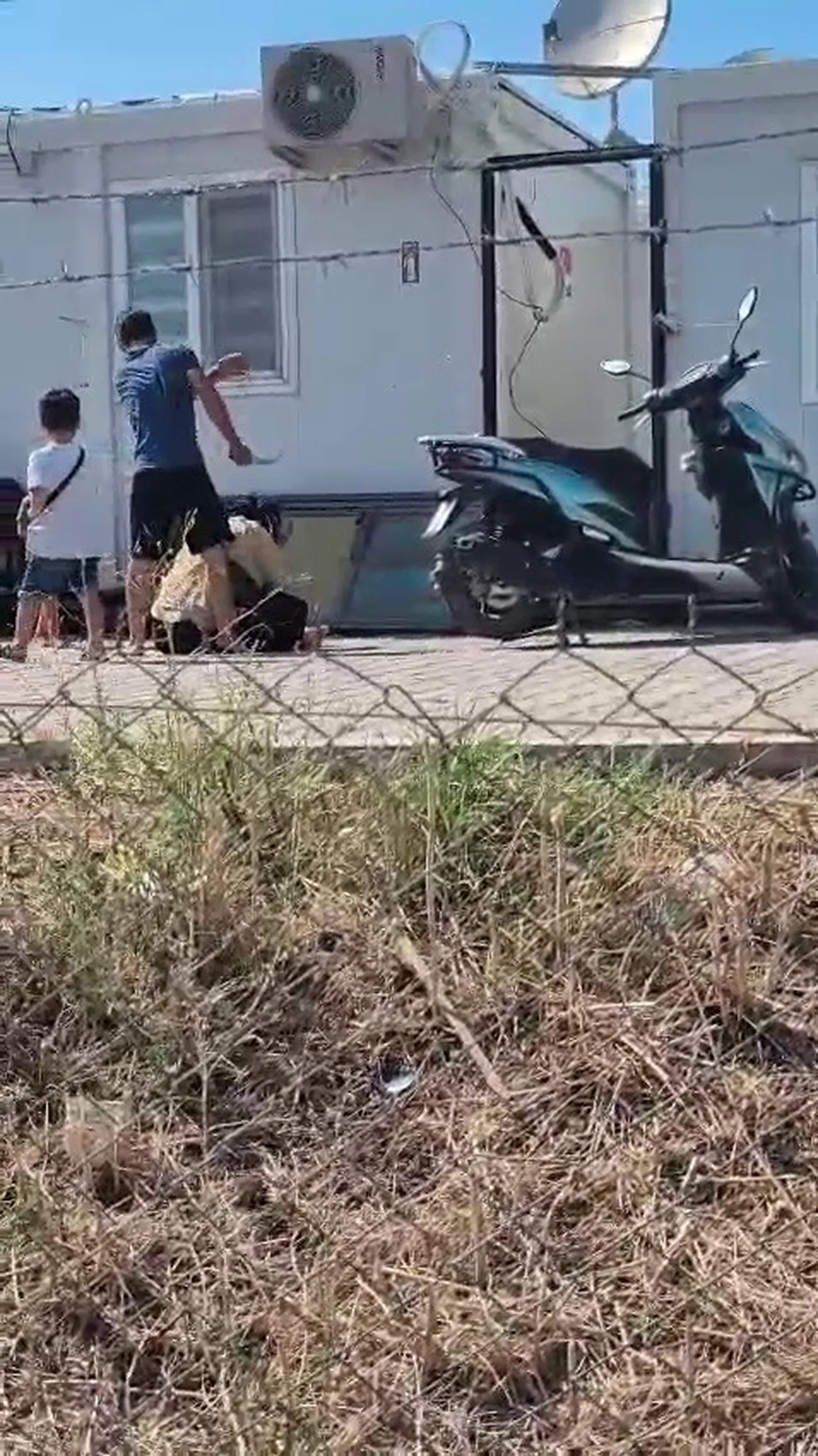 Elinde bıçakla dakikalarca darp etti! Boşanmak isteyen eşe dehşet kamerada