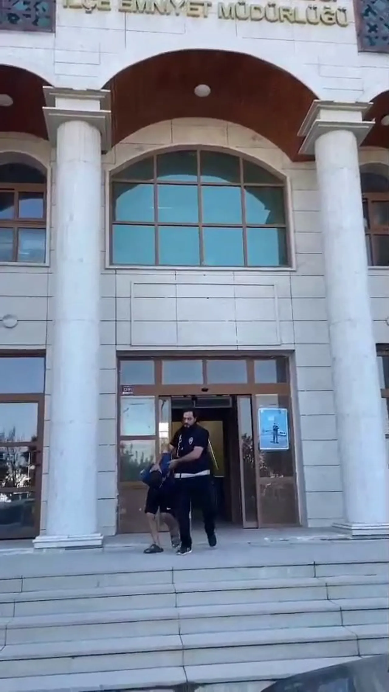 Elinde bıçakla dakikalarca darp etti! Boşanmak isteyen eşe dehşet kamerada