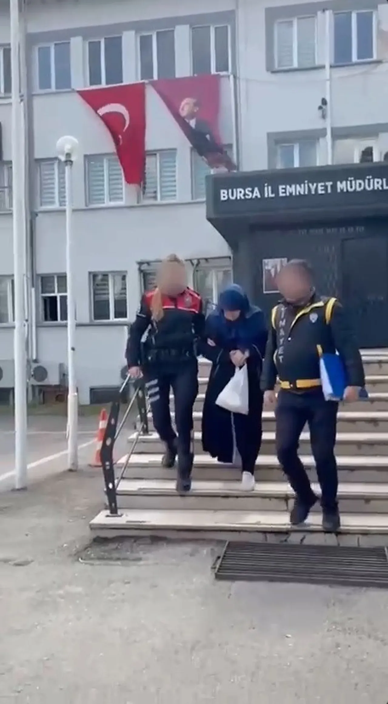 Eşini 15 parçaya ayıran kadın dehşeti anlattı, mahkeme salonu buz kesti: Kaskatı kesildiği için kanı akmadı, parçalama işlemi 6 saat sürdü
