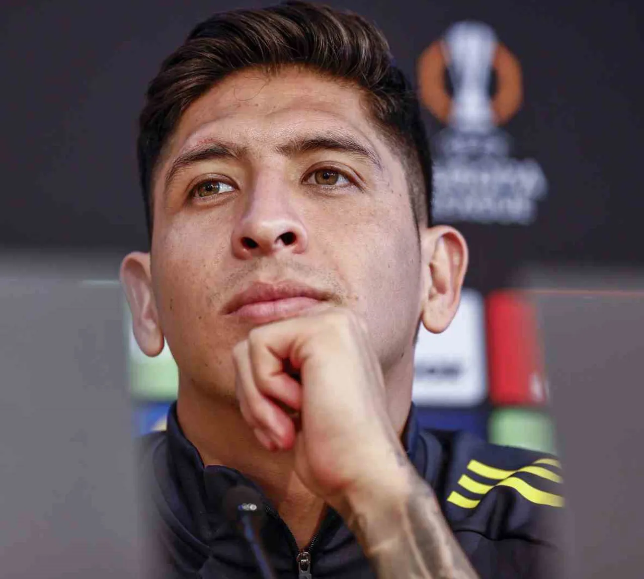 Edson Alvarez, Fenerbahçe'de beklentileri karşılayamadı ve son maçında taraftarların tepkisini çekti.