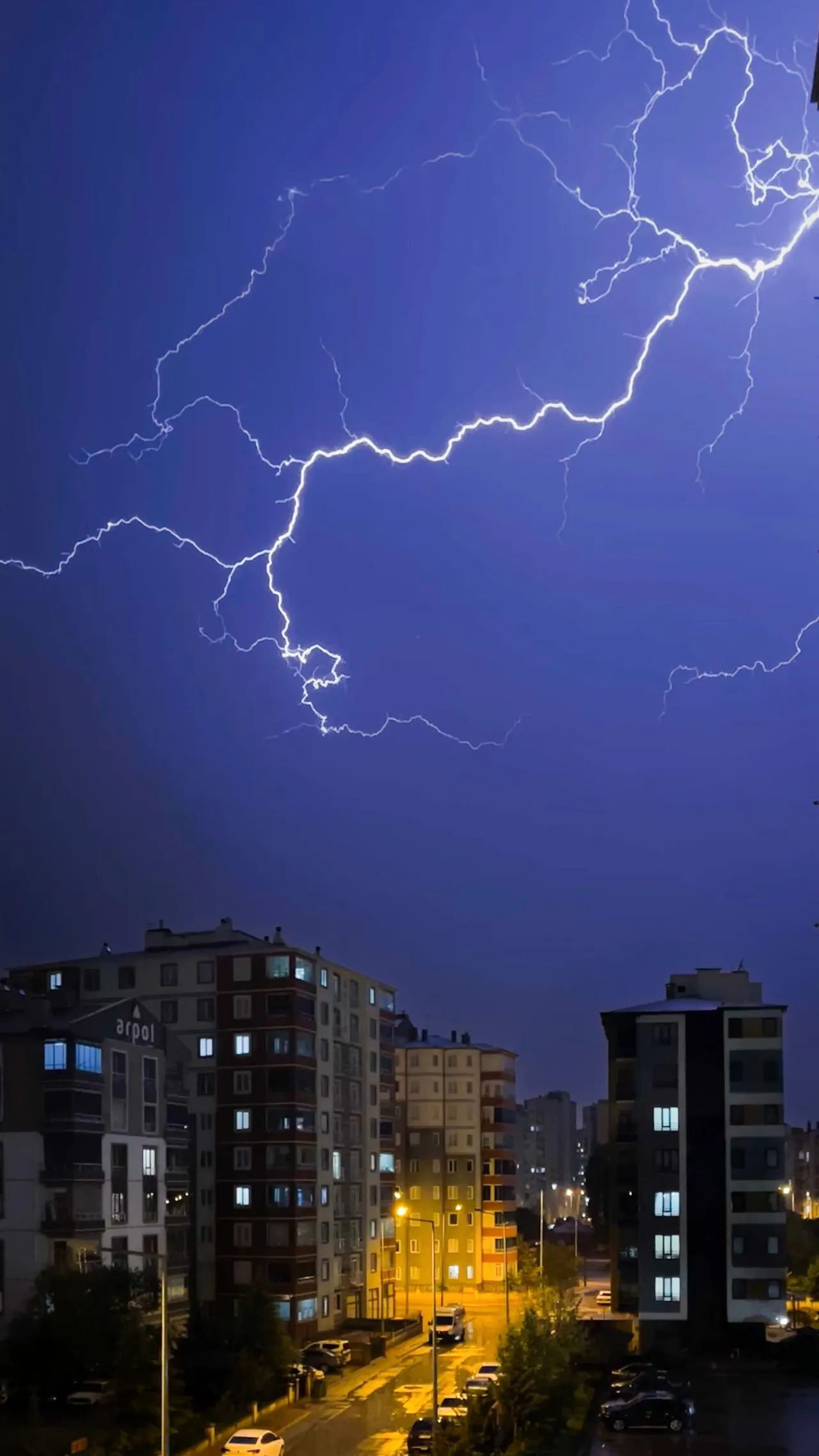 İstanbul dahil 20 il listede! Serin ve yağışlı hava geri döndü, sağanak saat kaça kadar sürecek?