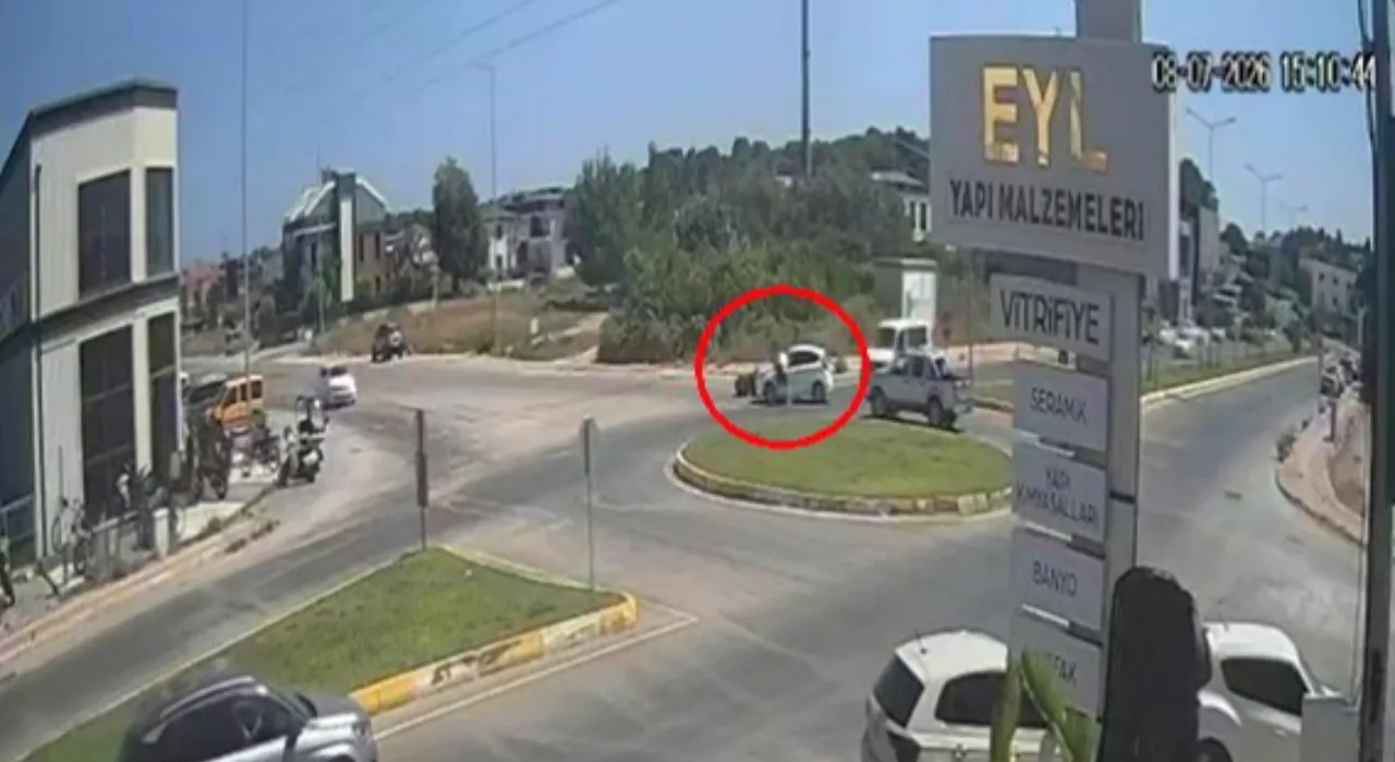Kaza yapan motosiklet sürücüsü öfkesine yenik düştü! Otomobilin camını yumrukladı