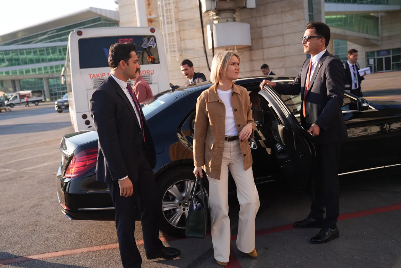 Külliye'ye bakışları gündem olmuştu! Genç başbakan, Esenboğa'dan uğurlandı
