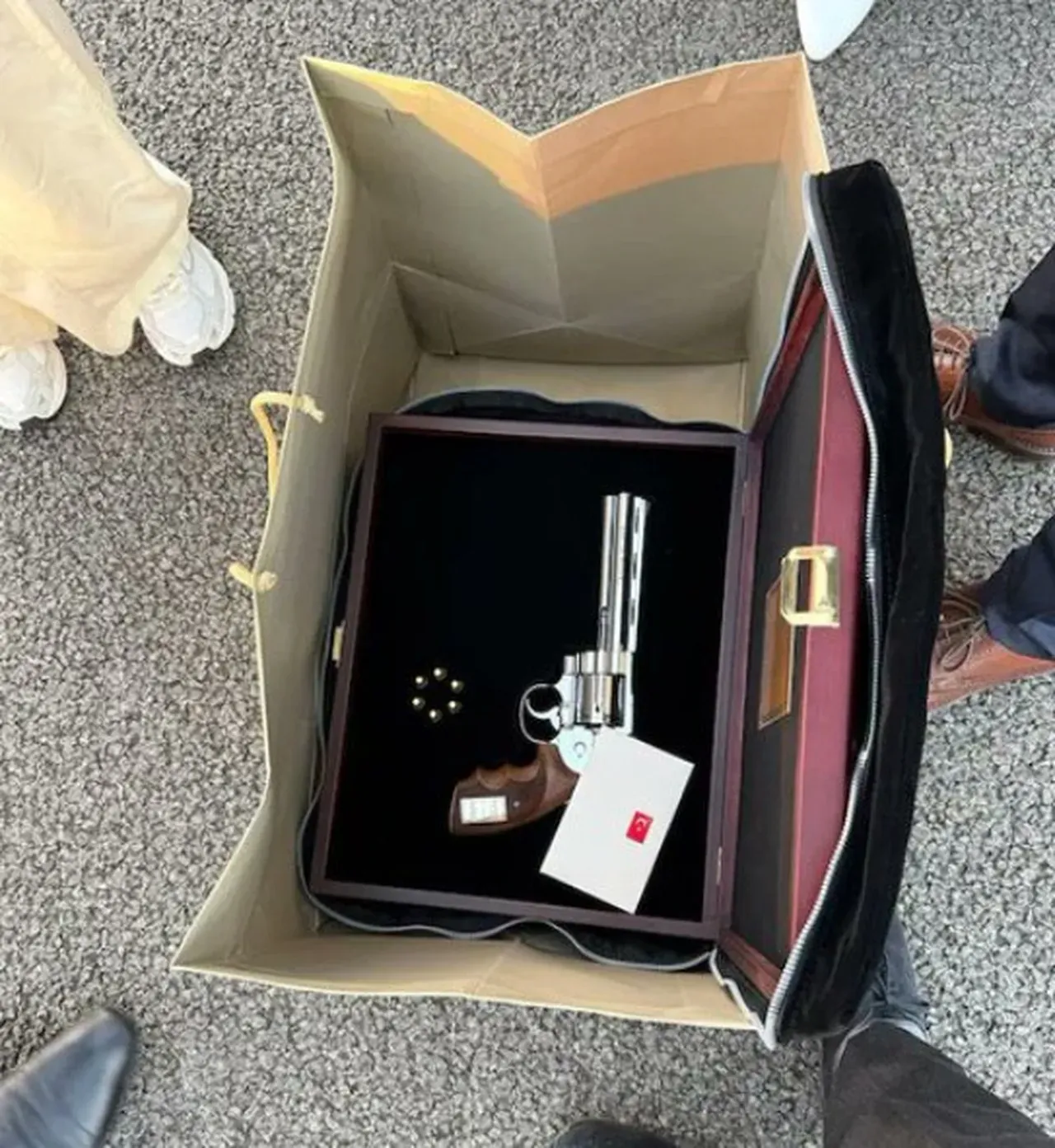Liderler, Erdoğan'ın hediyesi revolver tabancaları ne yaptı? Bazısı sakladı, bazısı müzeye teslim etti!
