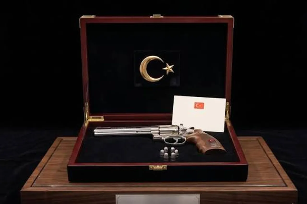 Liderler, Erdoğan'ın hediyesi revolver tabancaları ne yaptı? Bazısı sakladı, bazısı müzeye teslim etti!