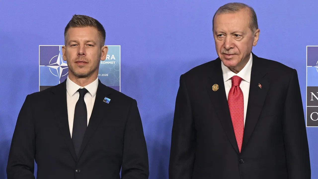 Magyar, Erdoğan'ın verdiği silahı sosyal medyada paylaştı: Alışılmadık bir hediye