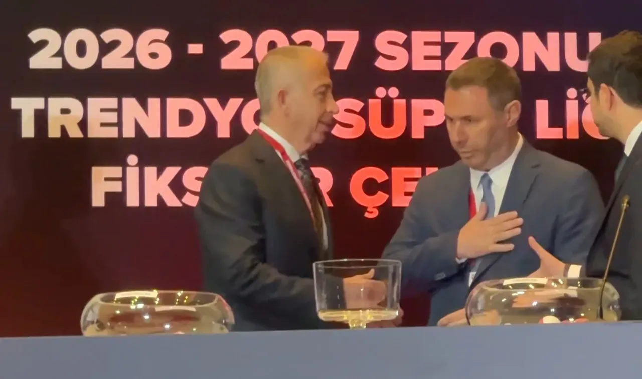 Galatasaray İkinci Başkanı Metin Öztürk, kura çekimi için kürsüye geldikleri sırada Fenerbahçe Başkan Vekili Barış Göktürk'e tokalaşmak için elini uzattı. Göktürk, Öztürk'ün hamlesine karşılık vermedi.