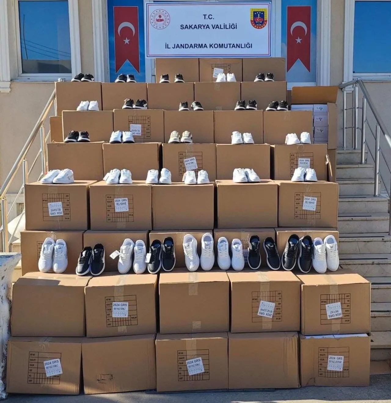 Sakarya'da milyonlarca liralık sahte forma ve ayakkabı ele geçirildi
