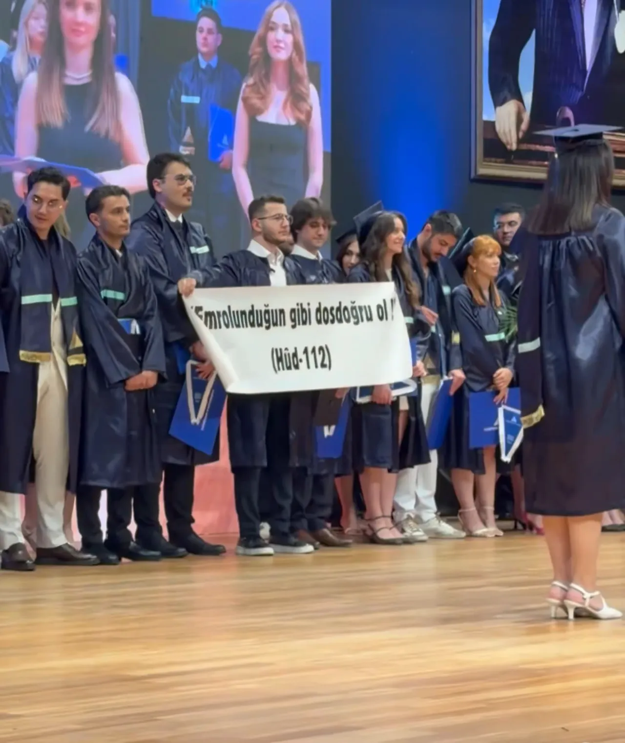 Yeditepe Üniversitesi'nde skandal mezuniyet töreni! Ayetin önünü kapattılar