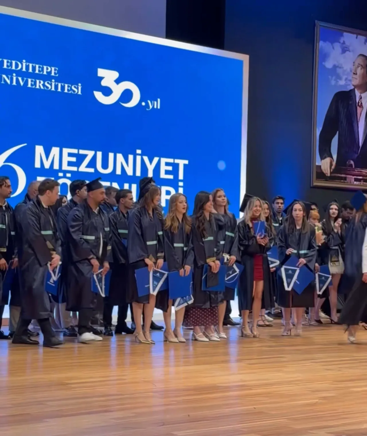 Yeditepe Üniversitesi'nde skandal mezuniyet töreni! Ayetin önünü kapattılar