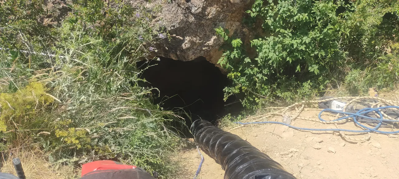 Yılan kamera açıldı, oksijen desteği başladı! Mağarada sıkışan defineciyi kurtarma operasyonu