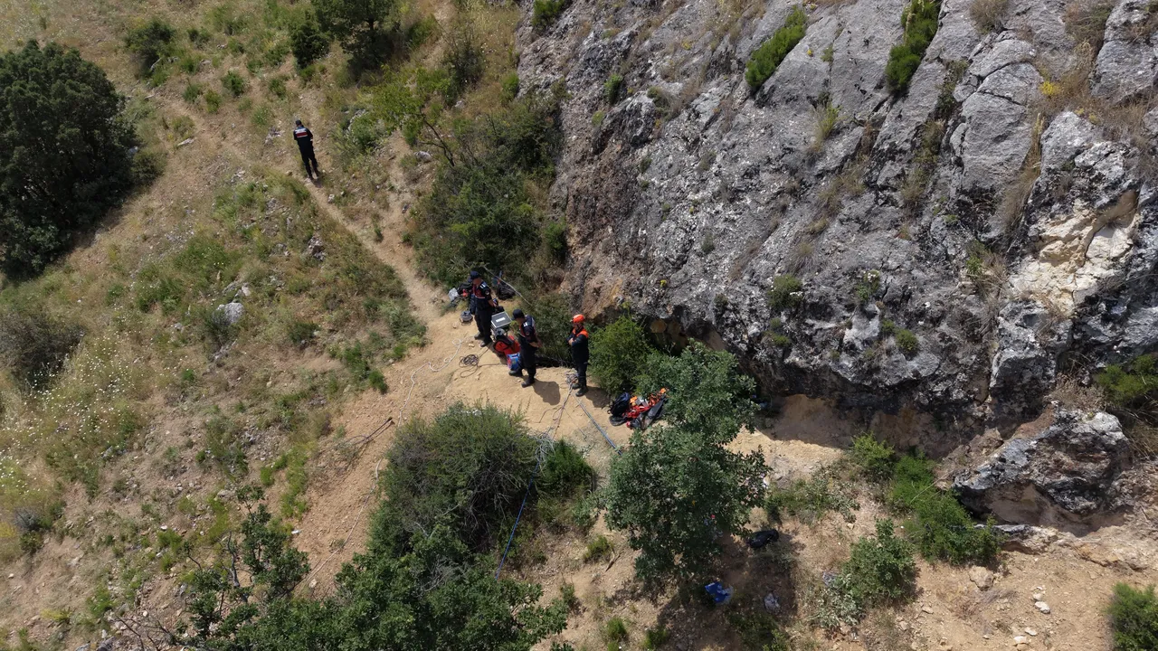 Yılan kamera açıldı, oksijen desteği başladı! Mağarada sıkışan defineciyi kurtarma operasyonu