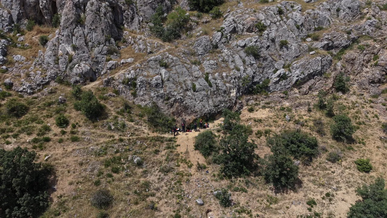 Yılan kamera açıldı, oksijen desteği başladı! Mağarada sıkışan defineciyi kurtarma operasyonu