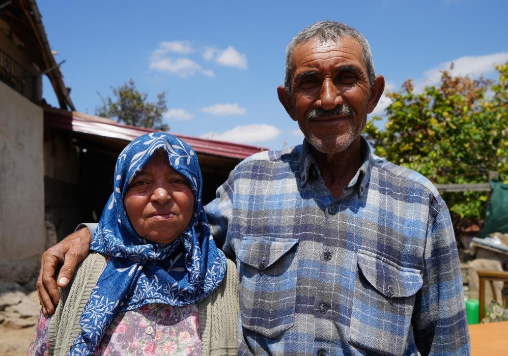 "Ağlama, canımıza bir şey olmadı" sözleri yüreklere dokunmuştu: Devlet, evi yanan yaşlı çifte sahip çıktı