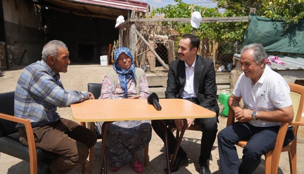 "Ağlama, canımıza bir şey olmadı" sözleri yüreklere dokunmuştu: Devlet, evi yanan yaşlı çifte sahip çıktı