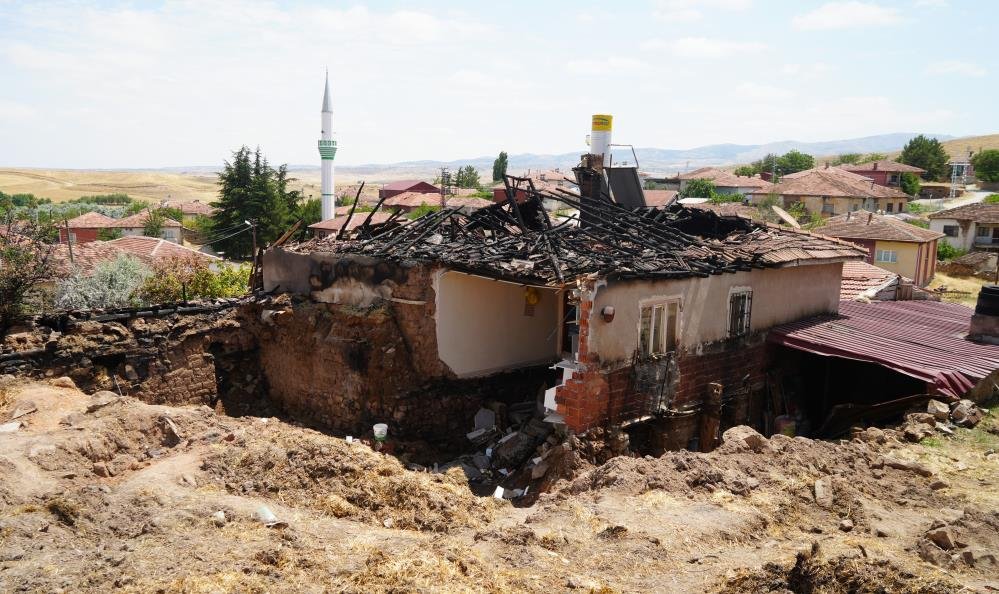 "Ağlama, canımıza bir şey olmadı" sözleri yüreklere dokunmuştu: Devlet, evi yanan yaşlı çifte sahip çıktı