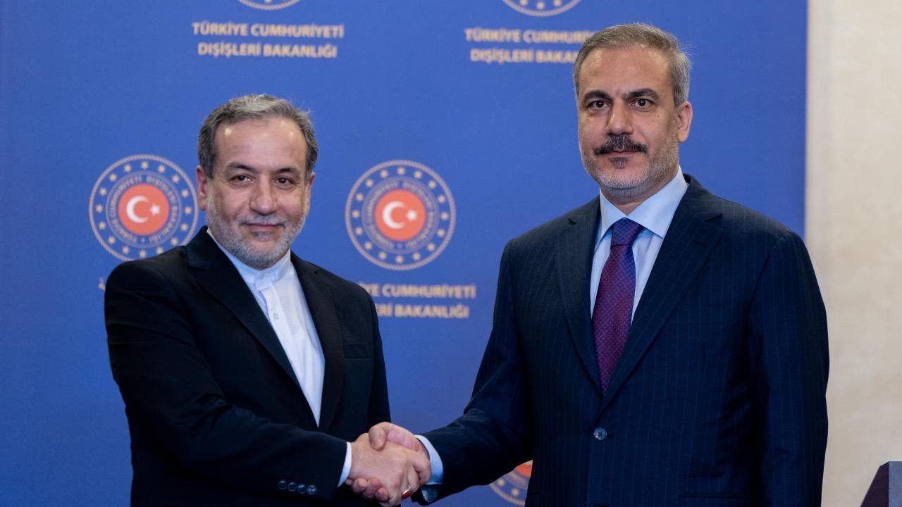 Hakan Fidan, İranlı mevkidaşı Arakçi ile görüştü! Kritik gündem: Müzakereler