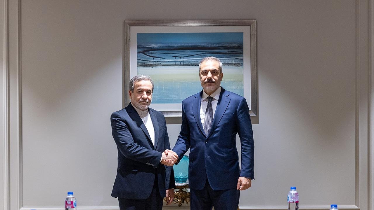 Hakan Fidan, İranlı mevkidaşı Arakçi ile görüştü! Kritik gündem: Müzakereler