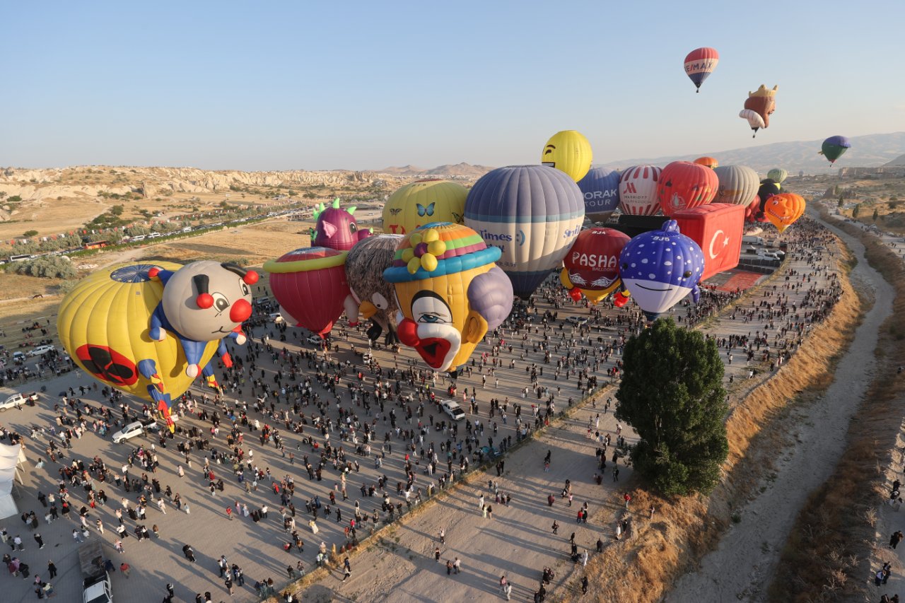 Kapadokya'ya 750 bin kişilik akın! Kilometrelerce araç kuyruğu oluştu