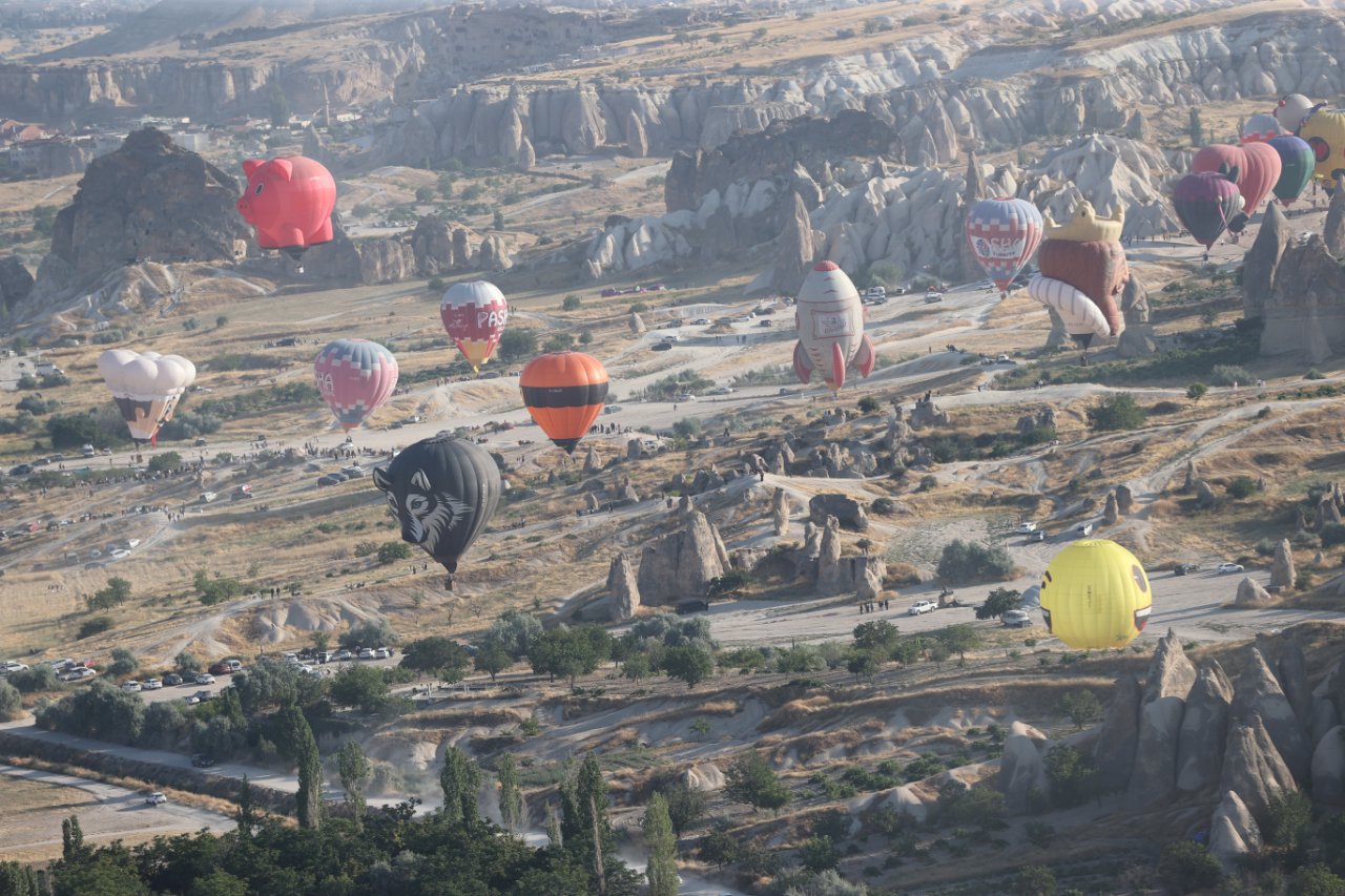 Kapadokya'ya 750 bin kişilik akın! Kilometrelerce araç kuyruğu oluştu