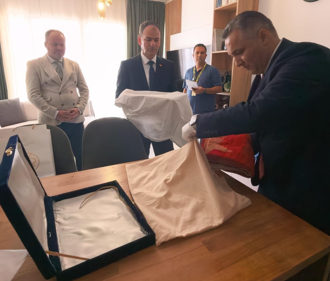 Kıbrıs Barış Harekâtı’nın izlerini taşıyan Türk bayrağının yaraları sarılacak