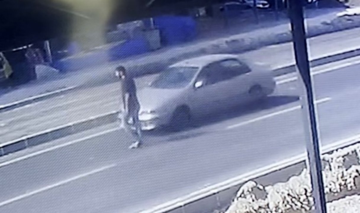 Mersin'de feci kaza kamerada! Yolun karşısına geçmeye çalışan yayaya otomobil çarptı