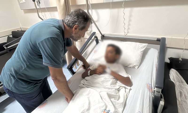 Mersin’deki markette dehşet! Çocuğu rafların arasında yumruklayıp yere savurdu