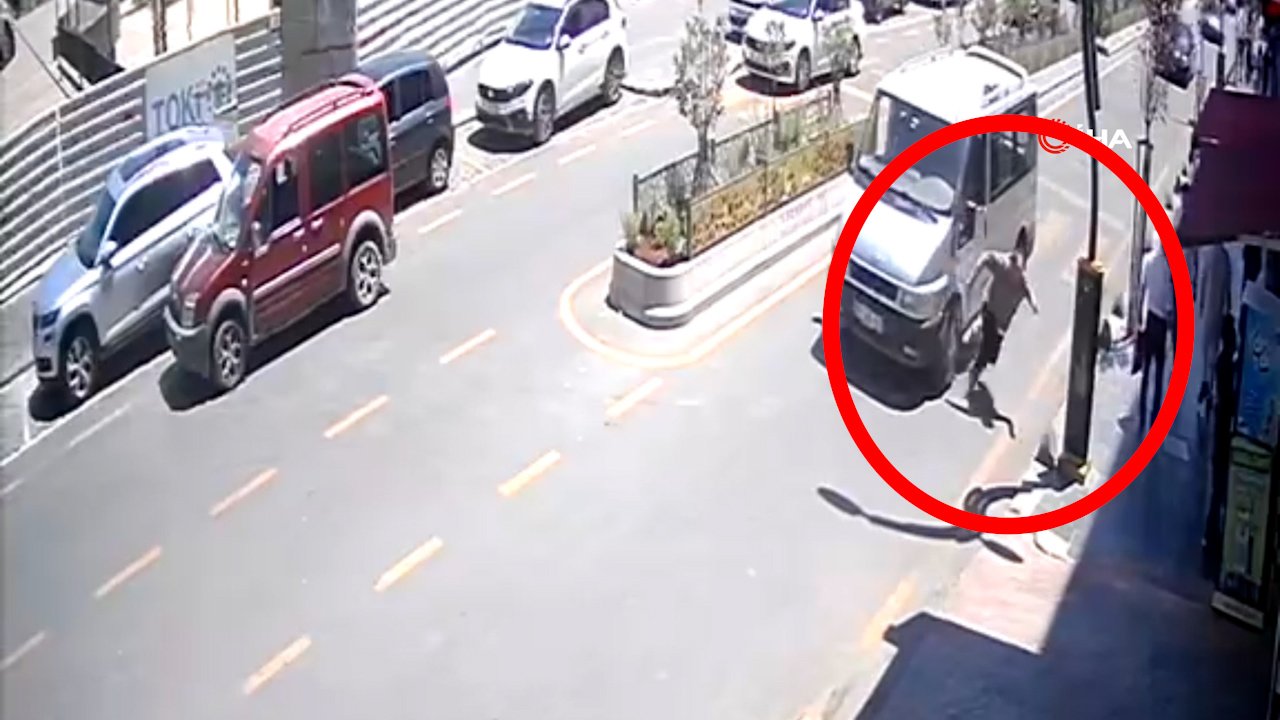 Yürekleri ağza getiren kaza kamerada! Savrulan yayanın yardımına koştular