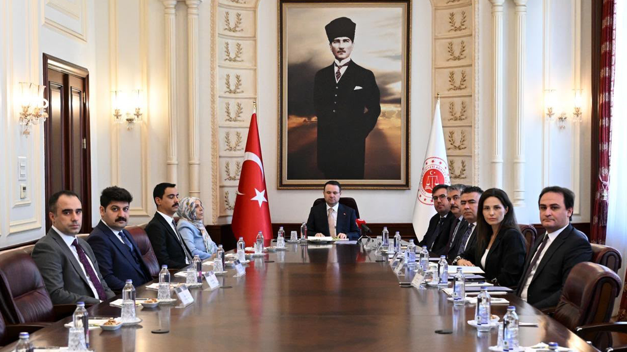 Akın Gürlek, Muhsin Yazıcıoğlu'nun ailesiyle görüştü