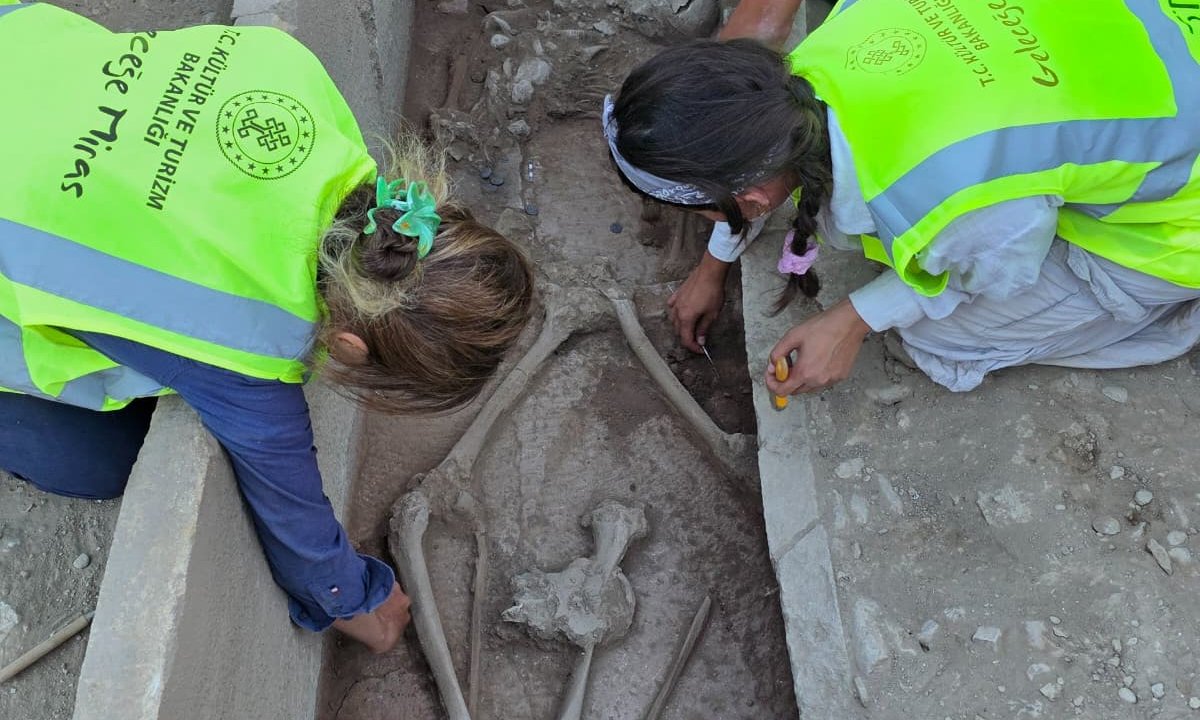 Aspendos'ta tarihi keşif! 2400 yıllık güreşçi mezarı bulundu
