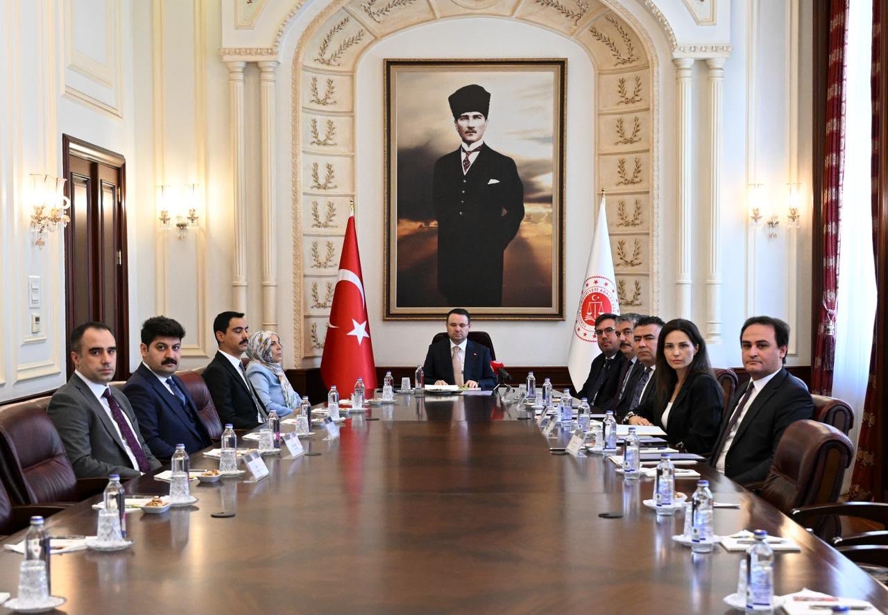Bakan Gürlek, Muhsin Yazıcıoğlu'nun ailesini kabul etti: Cinayeti çözmek boynumuzun borcu