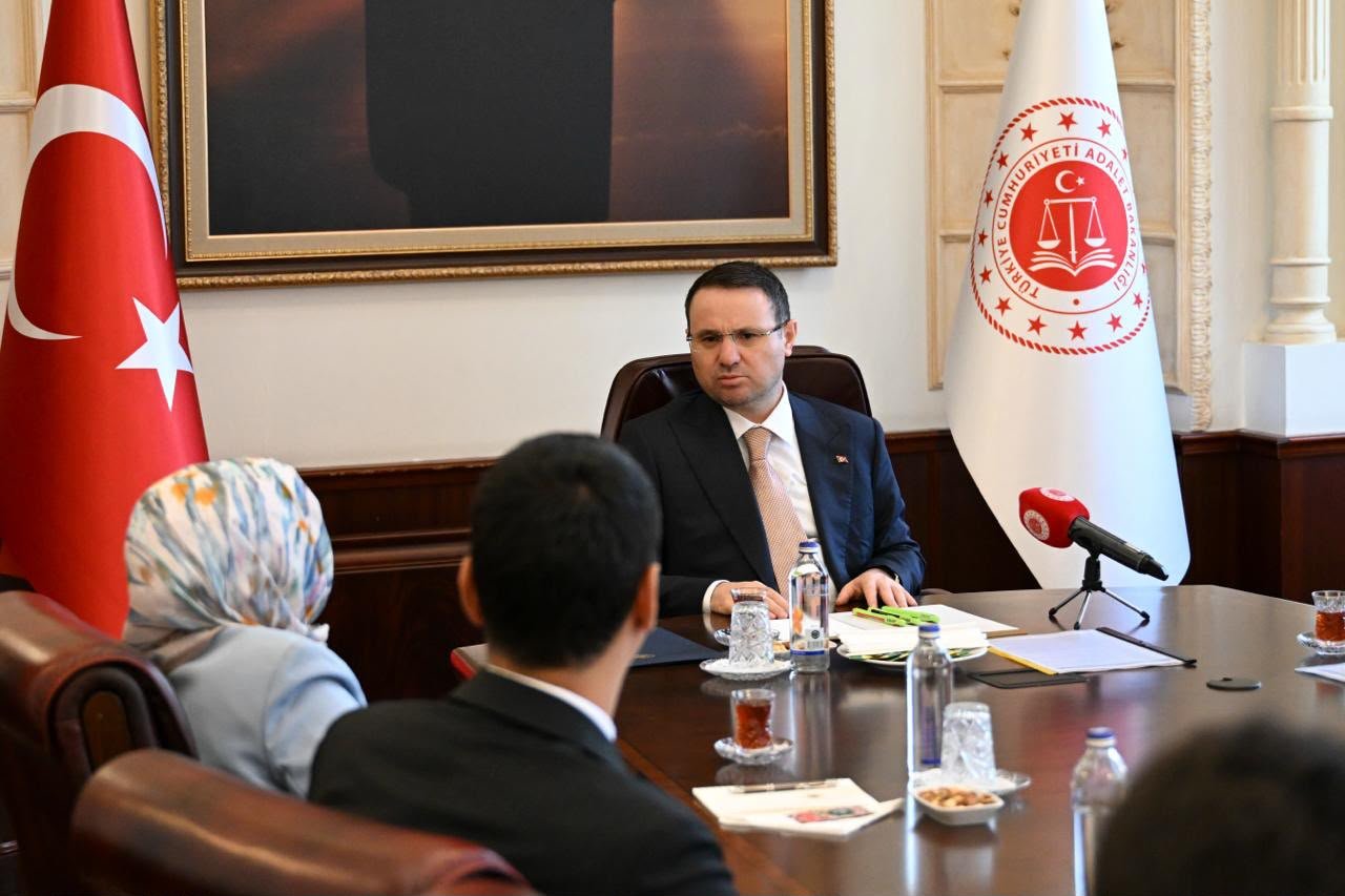 Bakan Gürlek, Muhsin Yazıcıoğlu'nun ailesini kabul etti: Cinayeti çözmek boynumuzun borcu