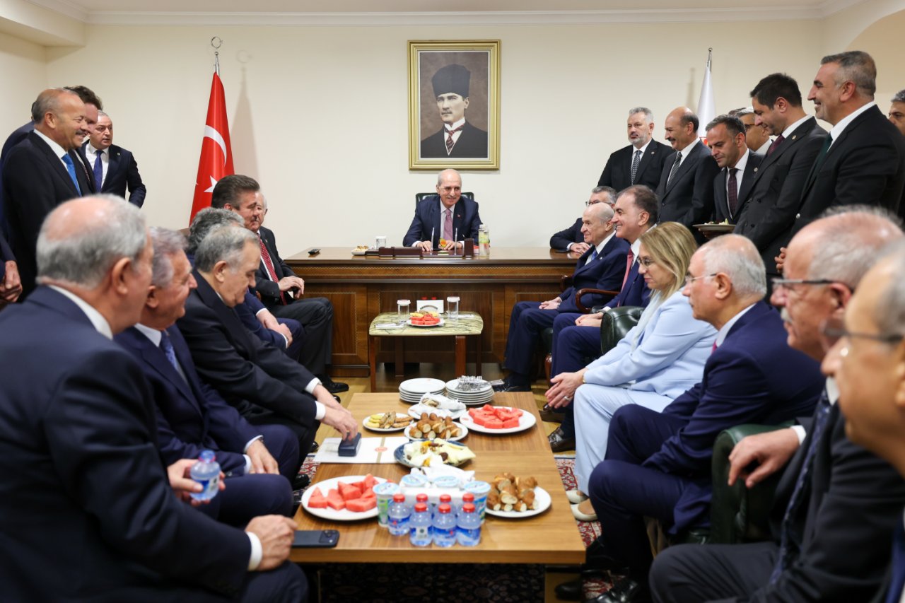 TBMM Başkanı Numan Kurtulmuş, düzenlemenin yasalaşmasının ardından Başkanlık Divanı'nın arkasında bulunan makamında, MHP Genel Başkanı Devlet Bahçeli, AK Parti Grup Başkanı Abdullah Güler, AK Parti Genel Başkanvekili Efkan Ala, AK Parti Genel Başkan Yardımcısı ve Parti Sözcüsü Ömer Çelik, MHP ve AK Parti grup başkanvekilleri ve bazı milletvekilleriyle bir süre sohbet etti.