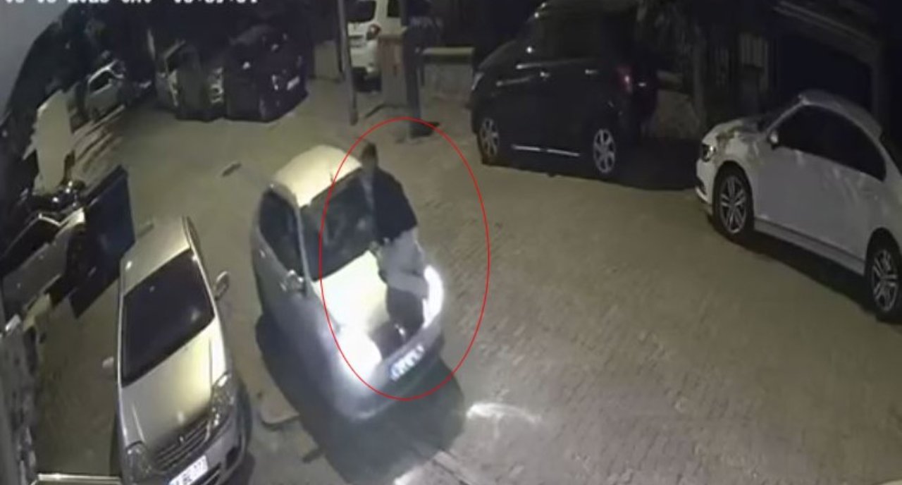 Görenler gözlerine inanamadı! Otomobilin kaputunda yolculuk yapıp scooter ile uzaklaştılar