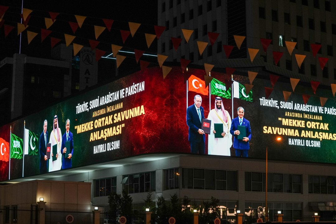 İki kent, tek mesaj: Mekke Anlaşması Ankara ve İstanbul’un simgelerine taşındı