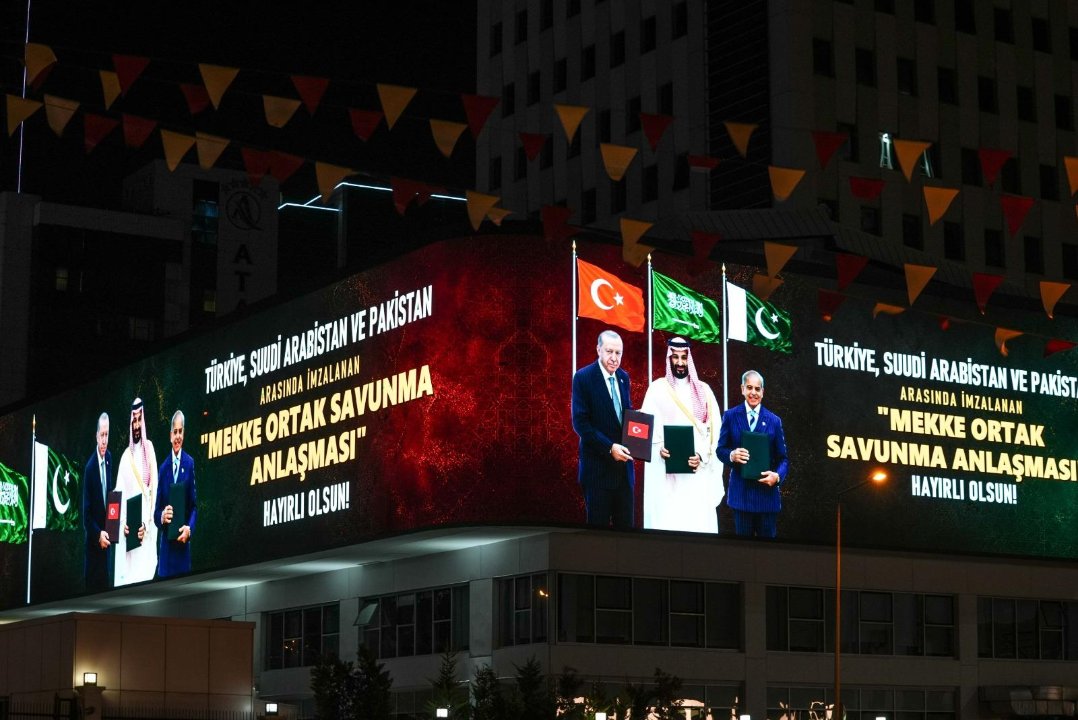 İletişim Başkanlığı'ndan Mekke Anlaşması’na özel görsel şölen: Ankara ve İstanbul’un simgeleri aydınlatıldı