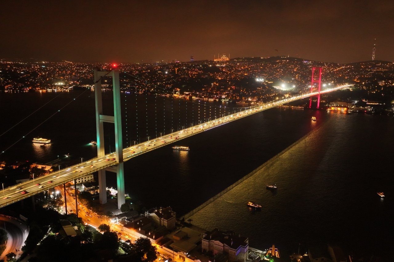 İletişim Başkanlığından Mekke Anlaşması’na özel görsel şölen: Ankara ve İstanbul’un simgeleri aydınlatıldı