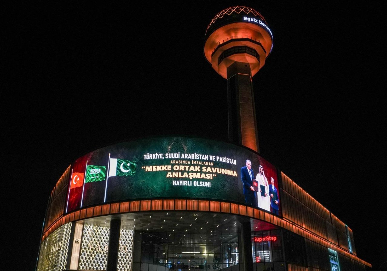 İletişim Başkanlığından Mekke Anlaşması’na özel görsel şölen: Ankara ve İstanbul’un simgeleri aydınlatıldı