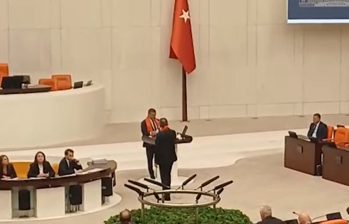 İYİ Partili Türkoğlu, Meclis kürsüsünü işgal etti! Oturuma ara verildi