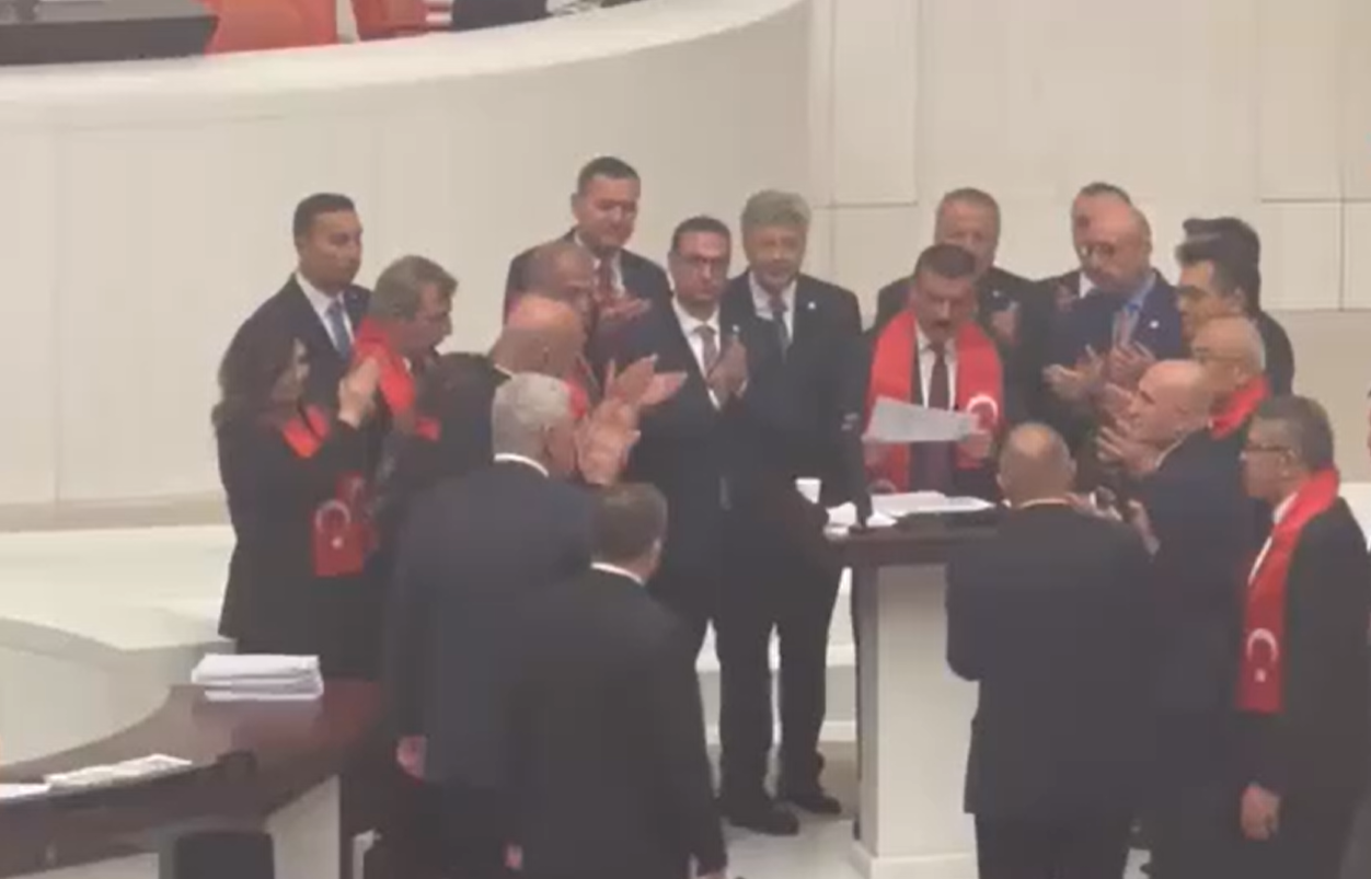 İYİ Partili Türkoğlu, Meclis kürsüsünü işgal etti! Oturuma ara verildi