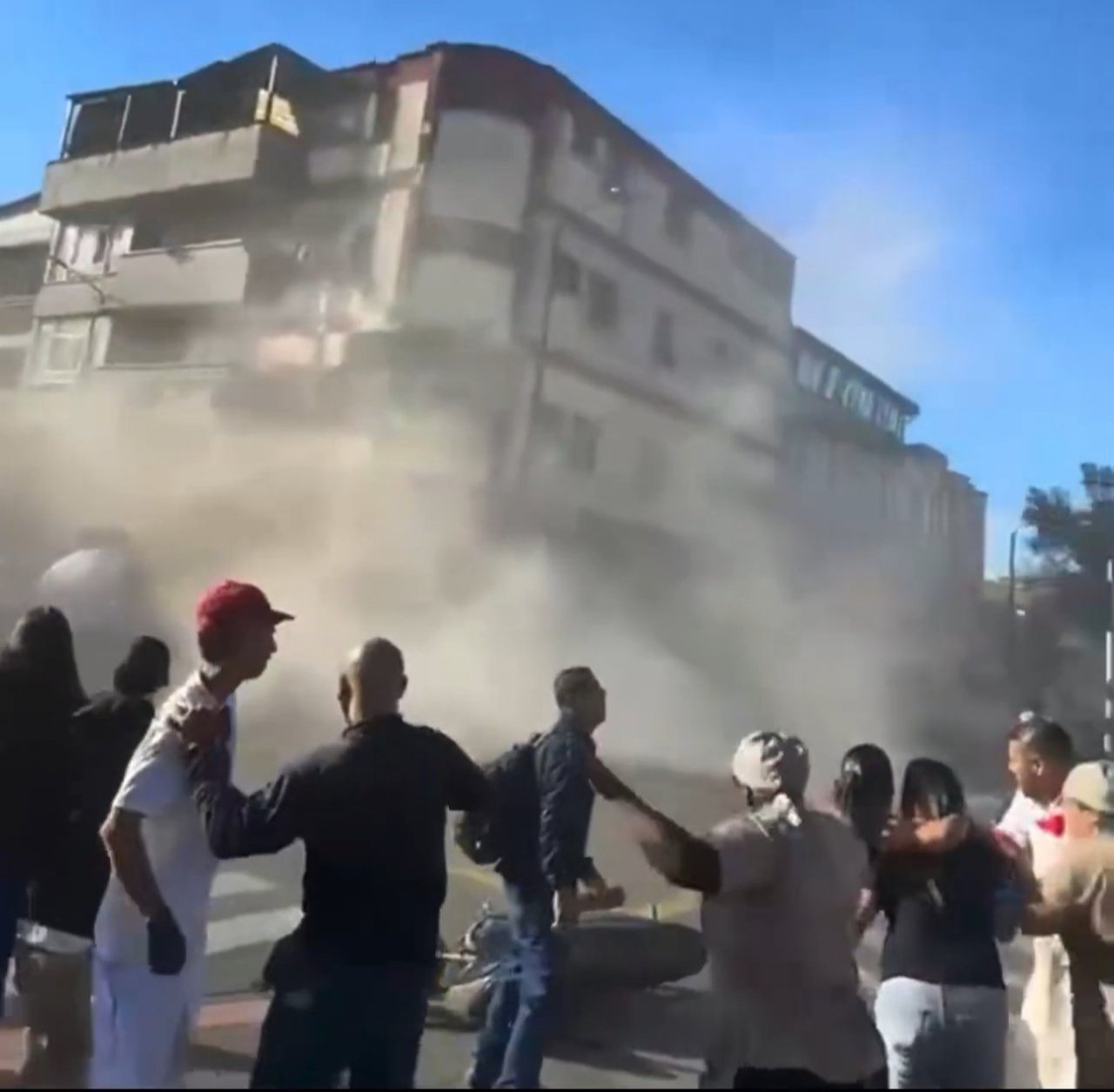 Kolombiya 7,4le sallandı: Tsunami uyarısı verildi