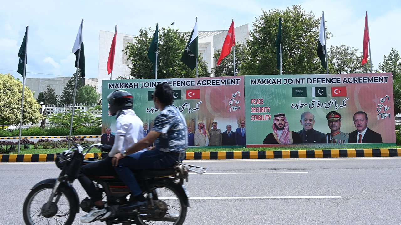 İslamabad, Türkiye-Suudi Arabistan-Pakistan Ortak Savunma Anlaşması sonrası üç ülkenin bayraklarıyla donatıldı