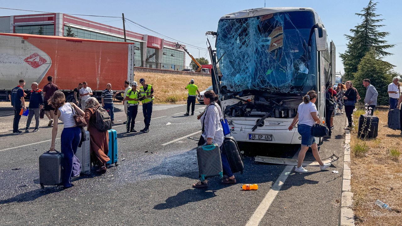 Uşak'ta otobüs kamyona çarptı! Yaralılar var