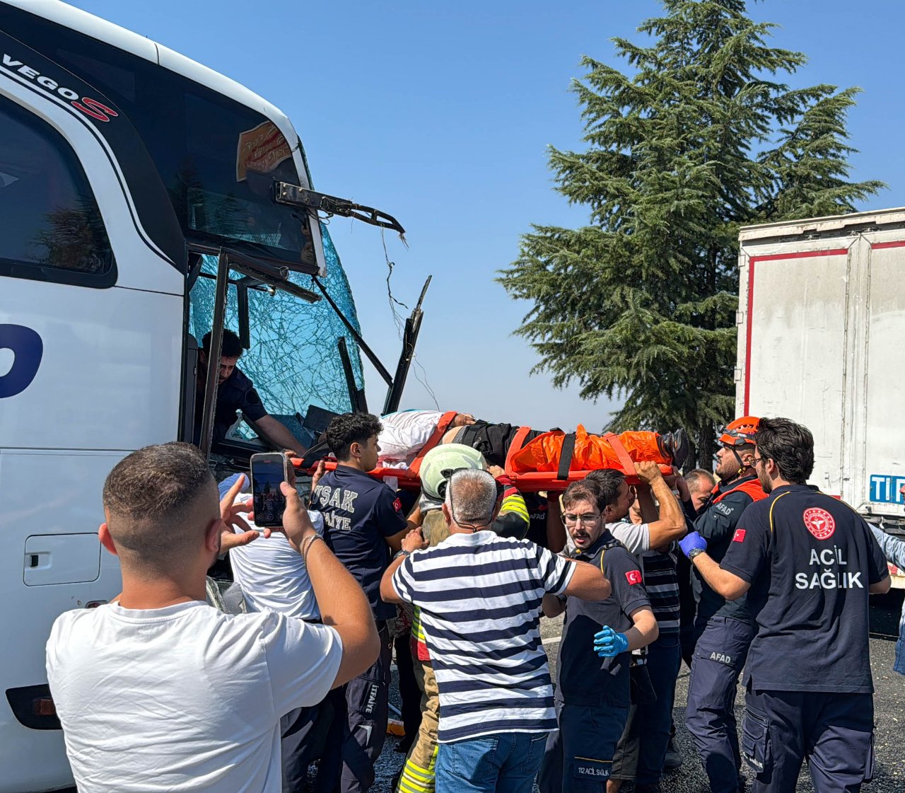 Uşak'ta otobüs kamyona çarptı! Yaralılar var